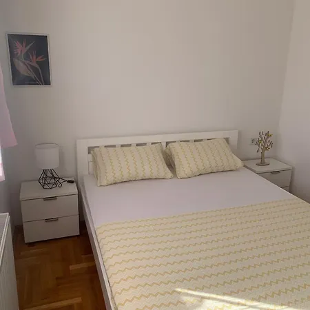 Apartment Apartman Mona *